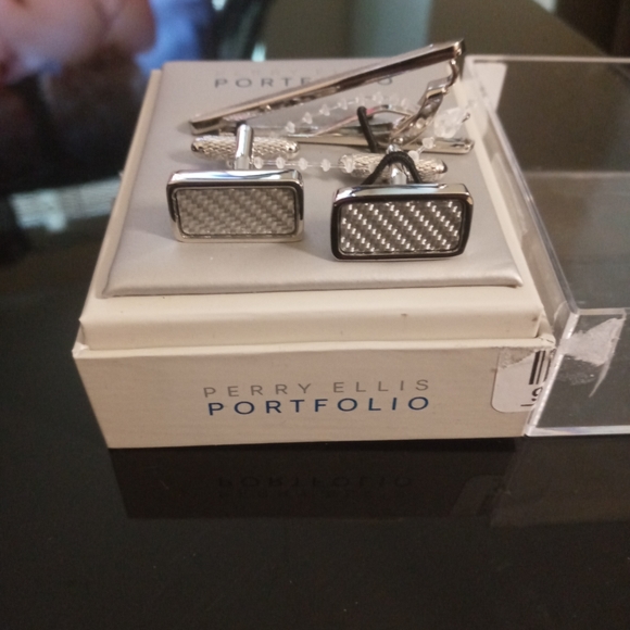 Perry ellis cufflink with clip set - Picture 3 of 4